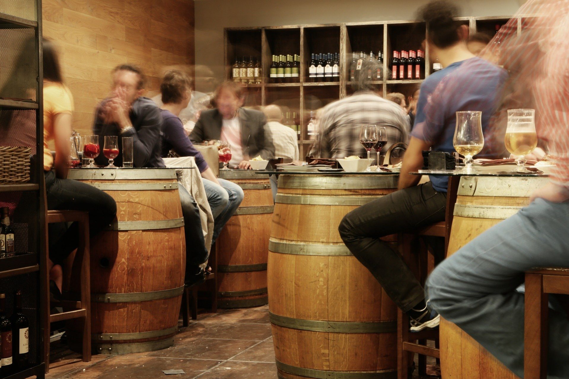 Weinbar mit Weinfäßern