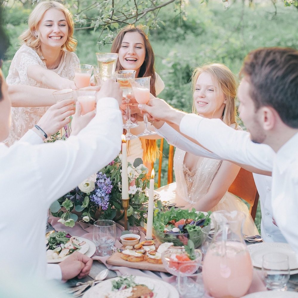 Eine Feier mit Roséwein