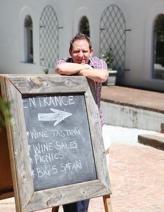 Florian Boldt (DipWSET) vor einem Weingut in Südafrika